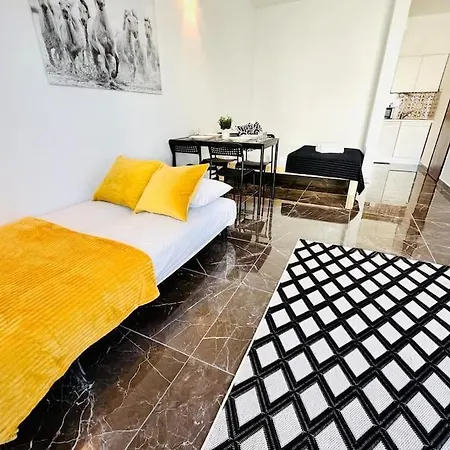 Brand New Studio, Top Location, Next Attractions Apartmán
