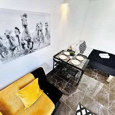 Brand New Studio, Top Location, Next Attractions Apartment